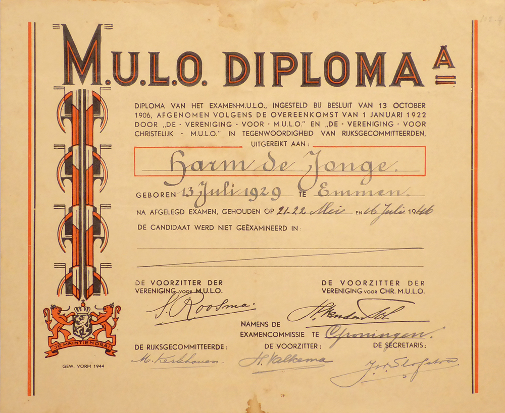 rechthoekig stuk papier, in rood zwart belettering M.U.L.O.Diploma A diploma van het examen-mulo, ingesteld bij besluit van 13 october 1906, afgenomen volgens de overeenkomst van januari 1922 door "De Vereniging voor MULO en de Vereniging voor Christelijk MULO in tegenwoordigheid van rijksgecommitteerden uitgereikt aan Harm de Jonge, geboren 13 juli 1929 te Emmen, na afgelegd examen, gehouden op 21-22 mei en 16 juli 1946 de candidaat werd niet geexamineerd in -, aan linkerkant decoratie van rood witte zuil met halfronde zijkantjes, met daaronder wapen van nederland, twee nederlandsche leeuwen flankeren een wapenschild met leeuw, eronder je maintiendrai, daaronder gew. vorm 1944